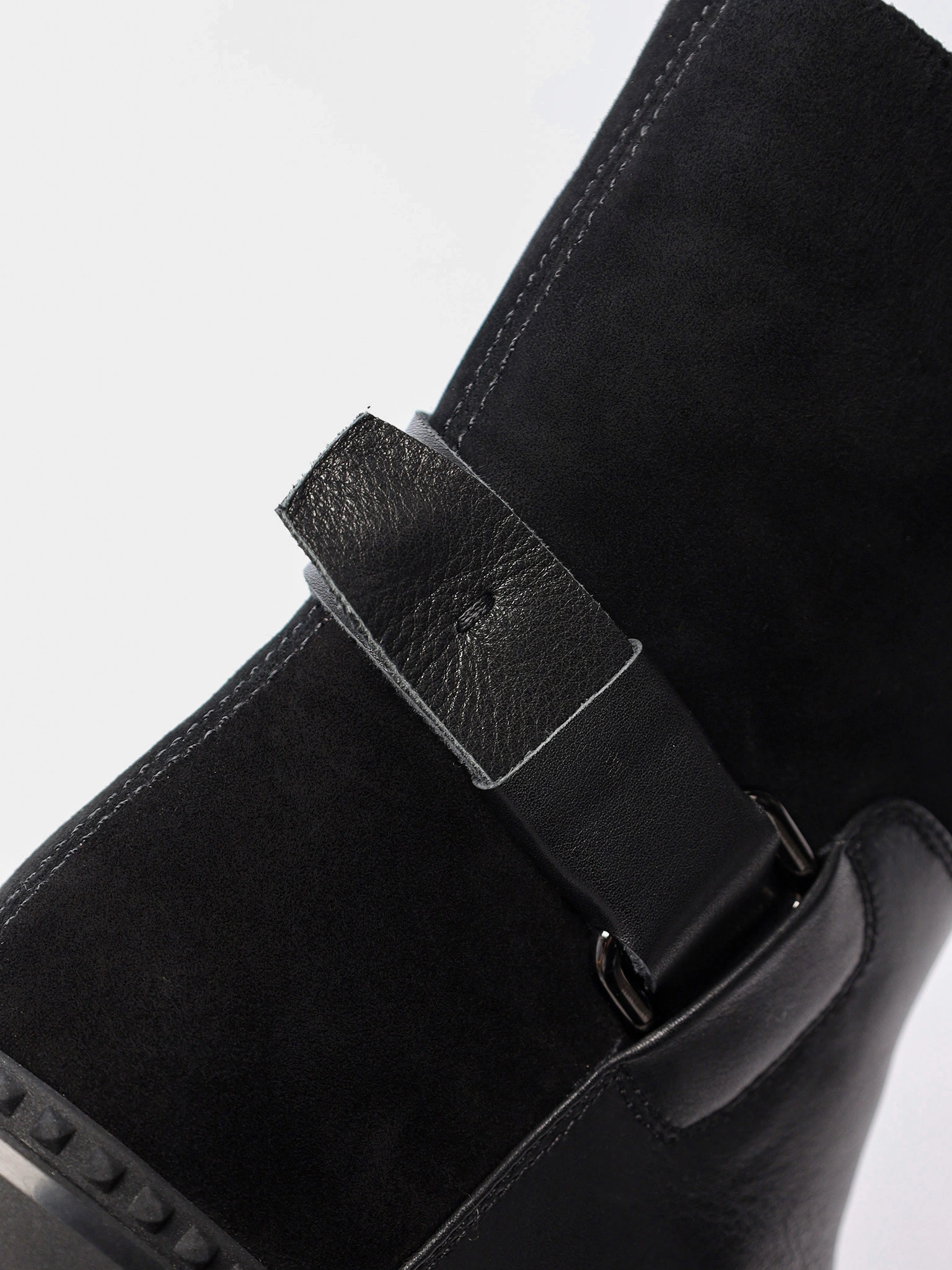 Ботинки комбинированные черного цвета с декоративным ремешком